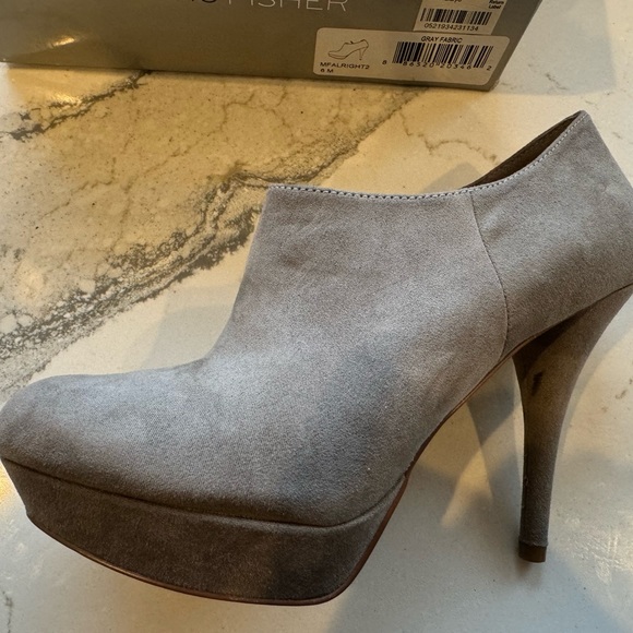 Marc Fisher gray suede platform bootie heels. Size 6. Great condition! - Picture 2 of 5